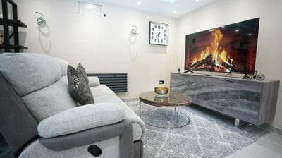 Charming London House - Sleeps 4 & Outdoor Space