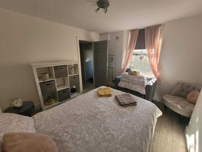 Apt - Sleeps 4/5 - Garden - Parking