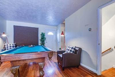 Modern Townhouse w/pool table by CozySuites