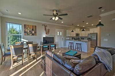 Modern Beaver Lake Gem at Holiday Island!