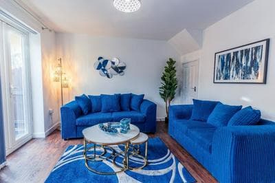 Stylish 3-bedroom House With Parking - Sleeps 6