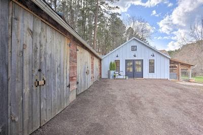 Rustic Rapid City Farmhouse w/ Mountain Views