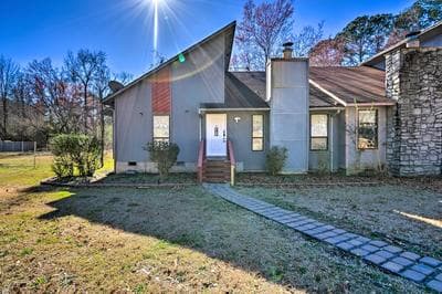 Updated Fayetville Townhome-away-from-home w/ Yard