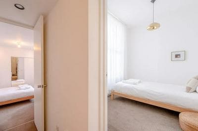 Stylish & Light Victorian 2BD Flat - Holland Park