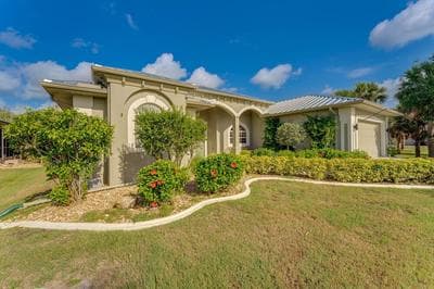 Grill-chill-splash: Your Port Charlotte Paradise!
