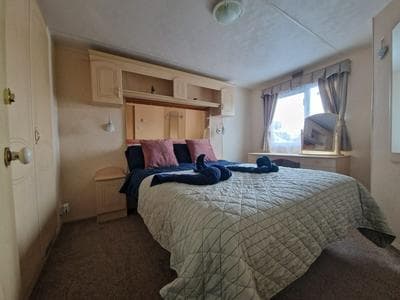 Caravansleeps6-parking-pool-mountain-petsok