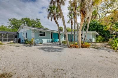 Englewood Home w/ Shared Pool & Screened Lanai!
