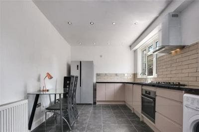 Limehouse Townhomes A 4-bedroom 3-bathroom Townhome With a Private Garden