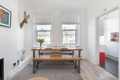 Bright two Bedroom Flat in Fashionable Fulham by Underthedoormat