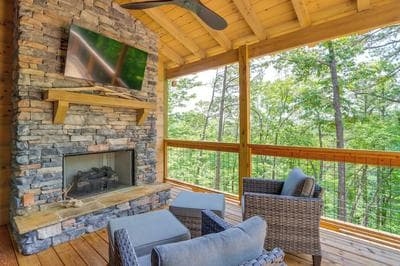 10 Mi to Dtwn: Home w/ Spacious Patio in Ellijay!