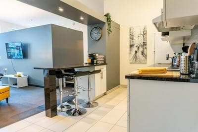 Comfy DT Loft w Parking Rooftop Patio BBQ Gym