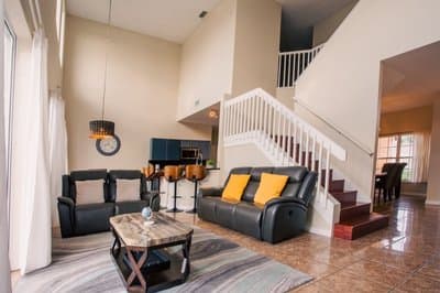 Cheerful 5 bed - 4 Bath Spacious Home