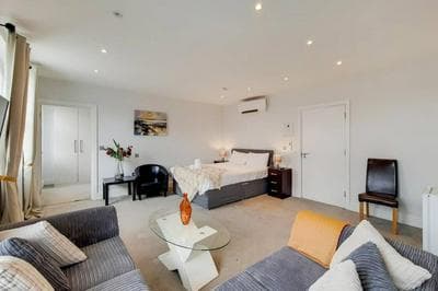 Fabulous Deluxe King Studio With Air-conditioning
