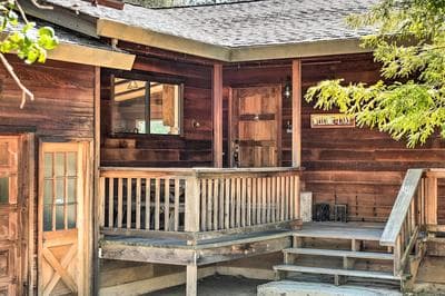 Groveland Cabin w/ Outdoor Perks & Game Room