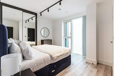 Bright North Acton Flat With City View
