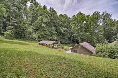 Bryson City Retreat: Fire Pit + Mountain Views!