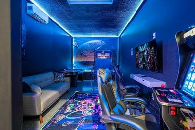Home 6bed Themed Rooms Game Room Storey Lake
