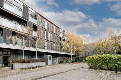 Spacious Flat With Balcony Close to the River in Greenwich by Underthedoormat