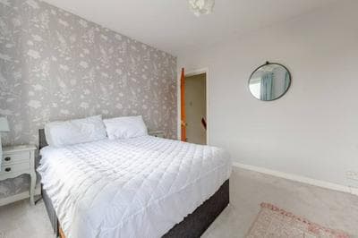 Homely and Spacious 2 Bedroom House - Stratford