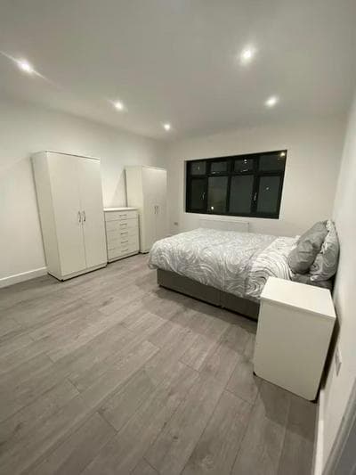 2 bed Sunny London Apartment - Sleeps 4 & Parking