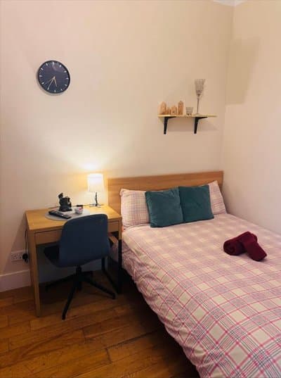 Private Homely Bedroom in Kensington R1