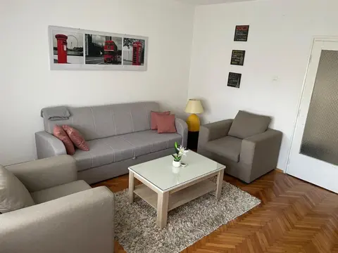 Peaceful and spacious apartment with free parking