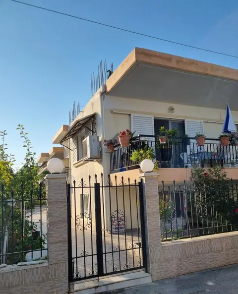Eleni's Apartments
