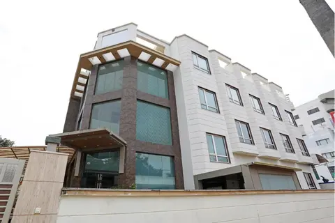 Capital O Hotel Q-cent Near Leisure Valley Park