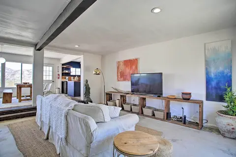 Chic Morongo Valley Home: Mtn Views & Pergola