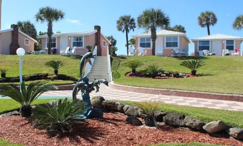 Shoreline Suites & Cabana Cottages – Beachfront