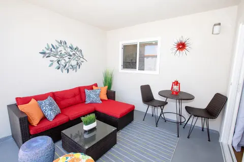 Big Balcony - Parking Spot - King Bed - Fast WiFi