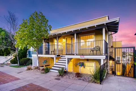 CasaViva Pacifica - 2BR Sleeps 10 with Firepit, BBQ & Shared Yard - Walk to Hillcrest Fun, Near Zoo, Balboa Park & Beaches