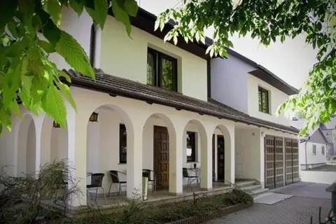 4 Couples & 4 Friends Hostel