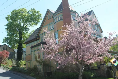 The Queen, A Victorian Bed & Breakfast