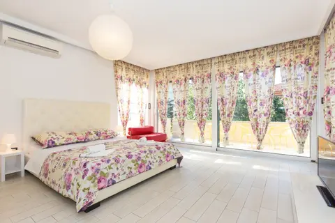 Apartments & rooms DDD2