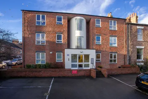 Riverbank View Three Bedroom Apartment with Free Parking