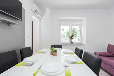 Balen city central house for 8