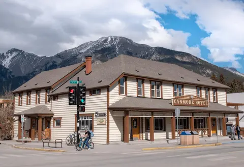 PARTY HOSTEL - The Canmore Hotel Hostel