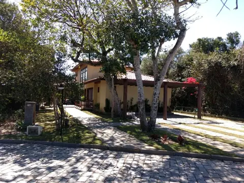 Casa ampla em condomínio fechado com área de lazer completa