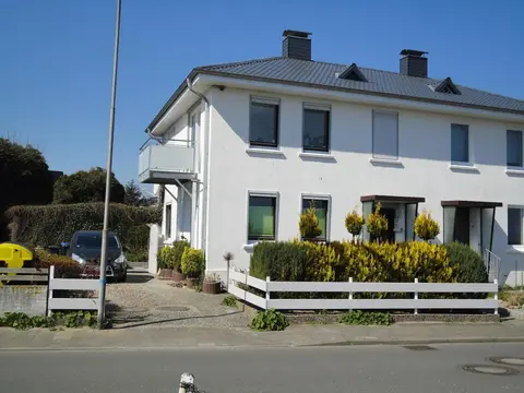 Fewo "Am Deich" 70m zum Strand, Glasfaser, Fahrradgarage, eigener Parkplatz, eigener Garten