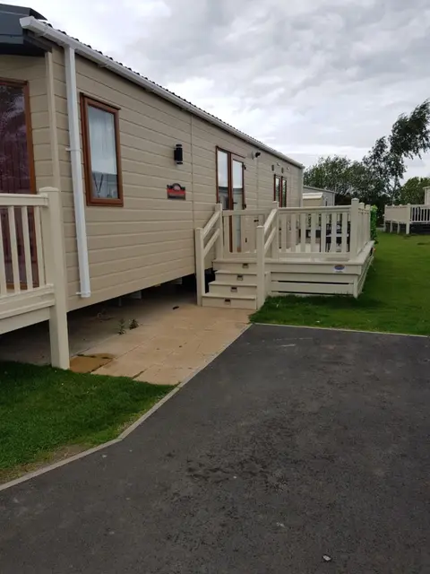 Mini lodge hot tub hols at Kingfisher Court