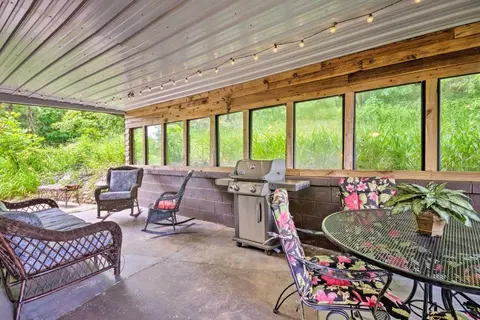 Historic cabin with fire pit, walk to village