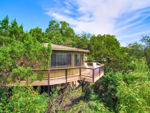 Lakefront Treehouse on Lake Travis Pool & Hot Tub