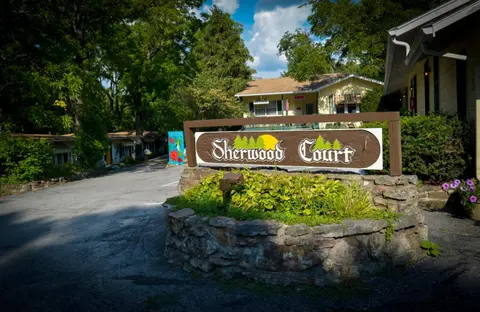 Sherwood Court Cottages & Guest Rooms