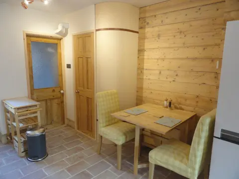 The Little Luckwell Apartment by Cliftonvalley Apartments
