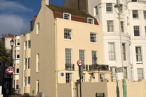 Sea-facing Art Deco Apartment