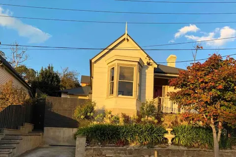 Best Location in Hobart! Luxury 4 bedroom with stunning views