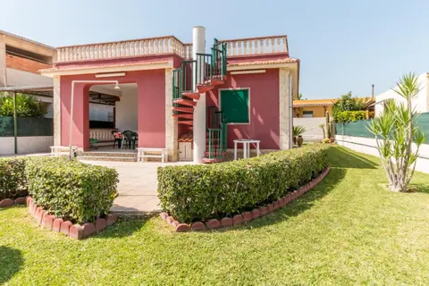 Red house near the sandy beach, parking & wi-fi