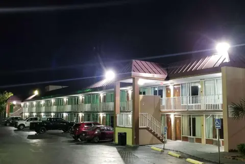 Days Inn & Suites by Wyndham Charleston Airport West