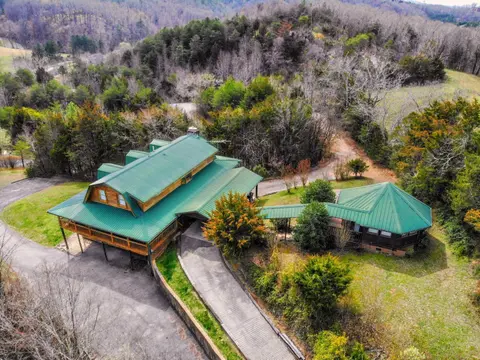 Smoky Bear Lodge with Guest House, Hot Tub, 560 FREE tickets each paid day!!!